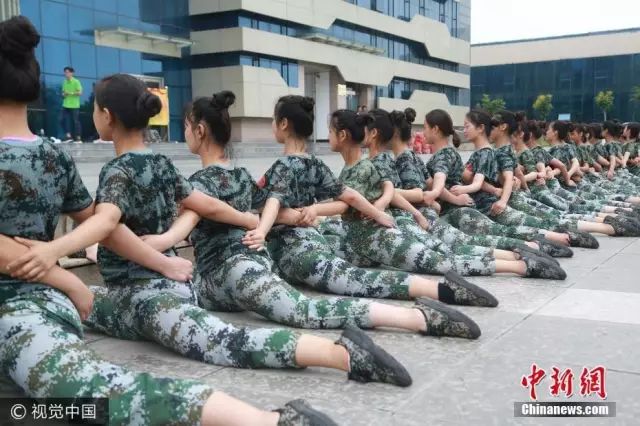 獨(dú)家揭秘，探索小巷深處的軍訓(xùn)新風(fēng)尚——2025軍訓(xùn)最新視頻亮相！