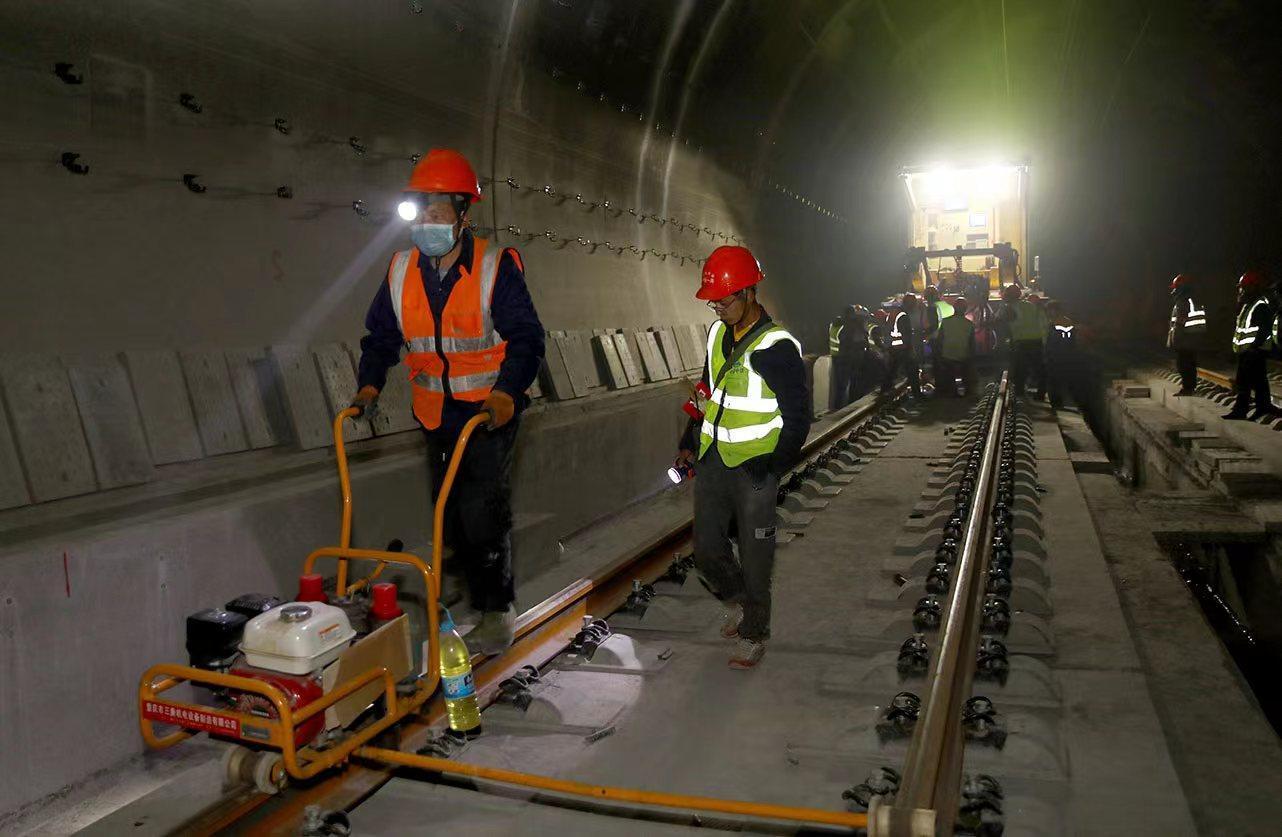 青藏高鐵，高原與繁榮的鋼鐵巨龍連接線