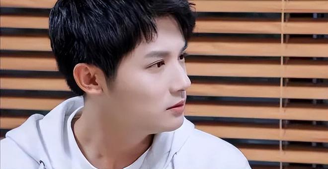 鄭業(yè)成最新行程揭秘，忙碌明星之旅的足跡